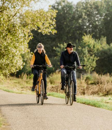 Twee fietsers door de natuur