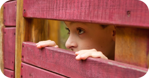 Kind kijkt door doorkijkje