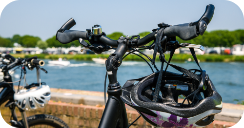 Fiets met helm hangend aan stuur