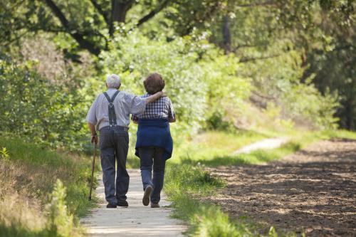 Twee mensen arm om arm in de natuur