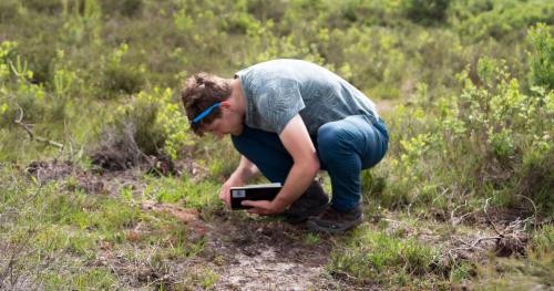 Portretfoto van Daan op de grond