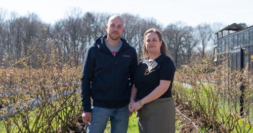 Portretfoto van Laura en Thim, in een veld