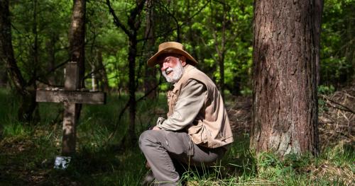 Portretfoto van Jan in het bos