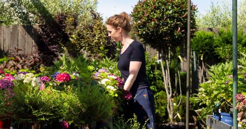 Portretfoto van Anne tussen de planten 