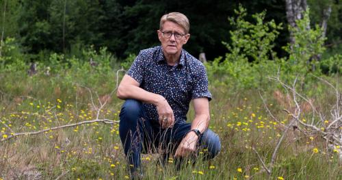Portretfoto van Peter in het veld