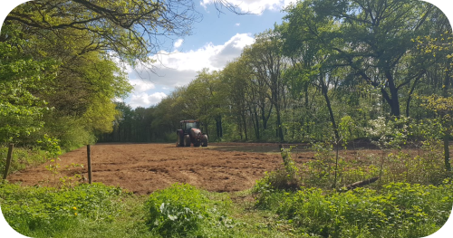 Sfeerfoto van tractor op veld