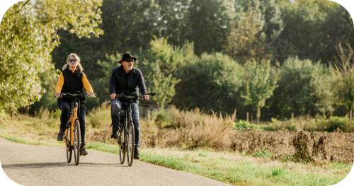Sfeerbeeld fietsende mensen op een fietspad in de natuur