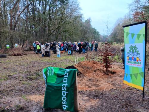 Opening kinderbos op de Meinweg met groep mensen en spandoeken van Staatsbosbeheer en Boomfeestdag